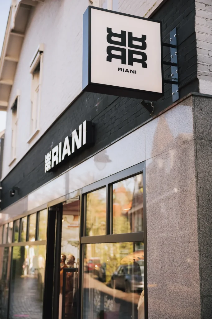 So Case Riani Store Laren