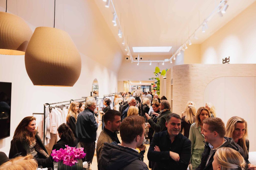 So Case Riani Store Laren