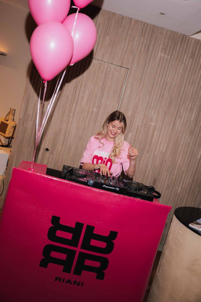 So Case Riani Store Laren