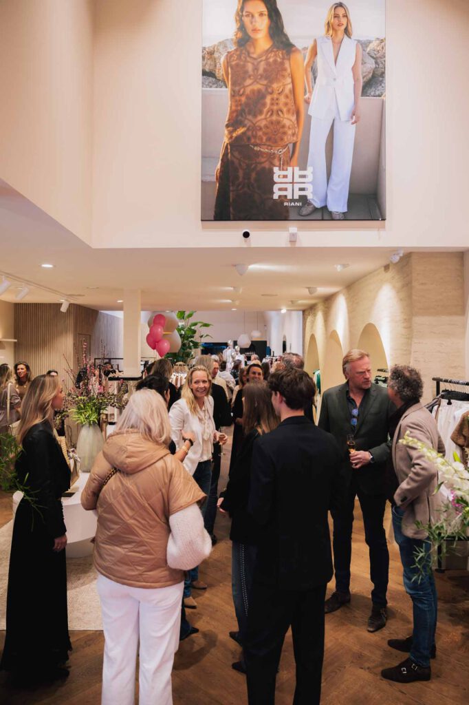 So Case Riani Store Laren